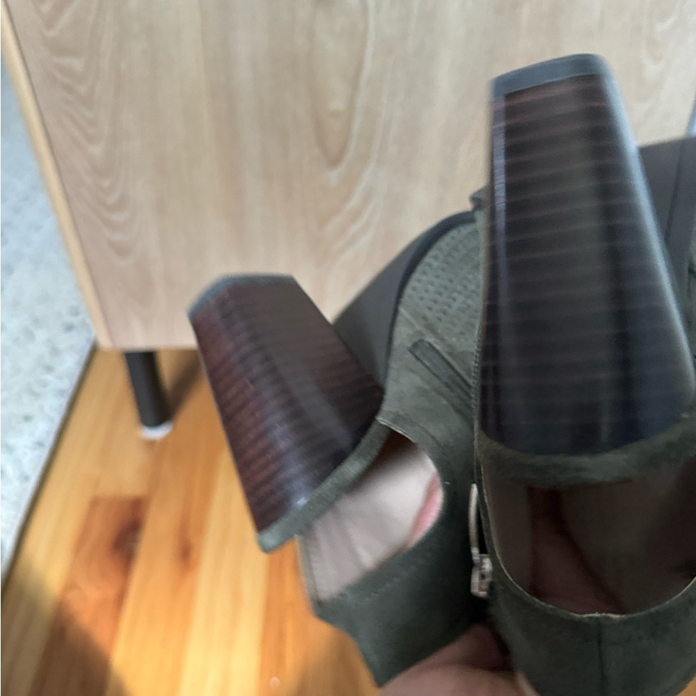 Essex Lane NWOT olive ankle booties size 6 - Picture 3 of 10